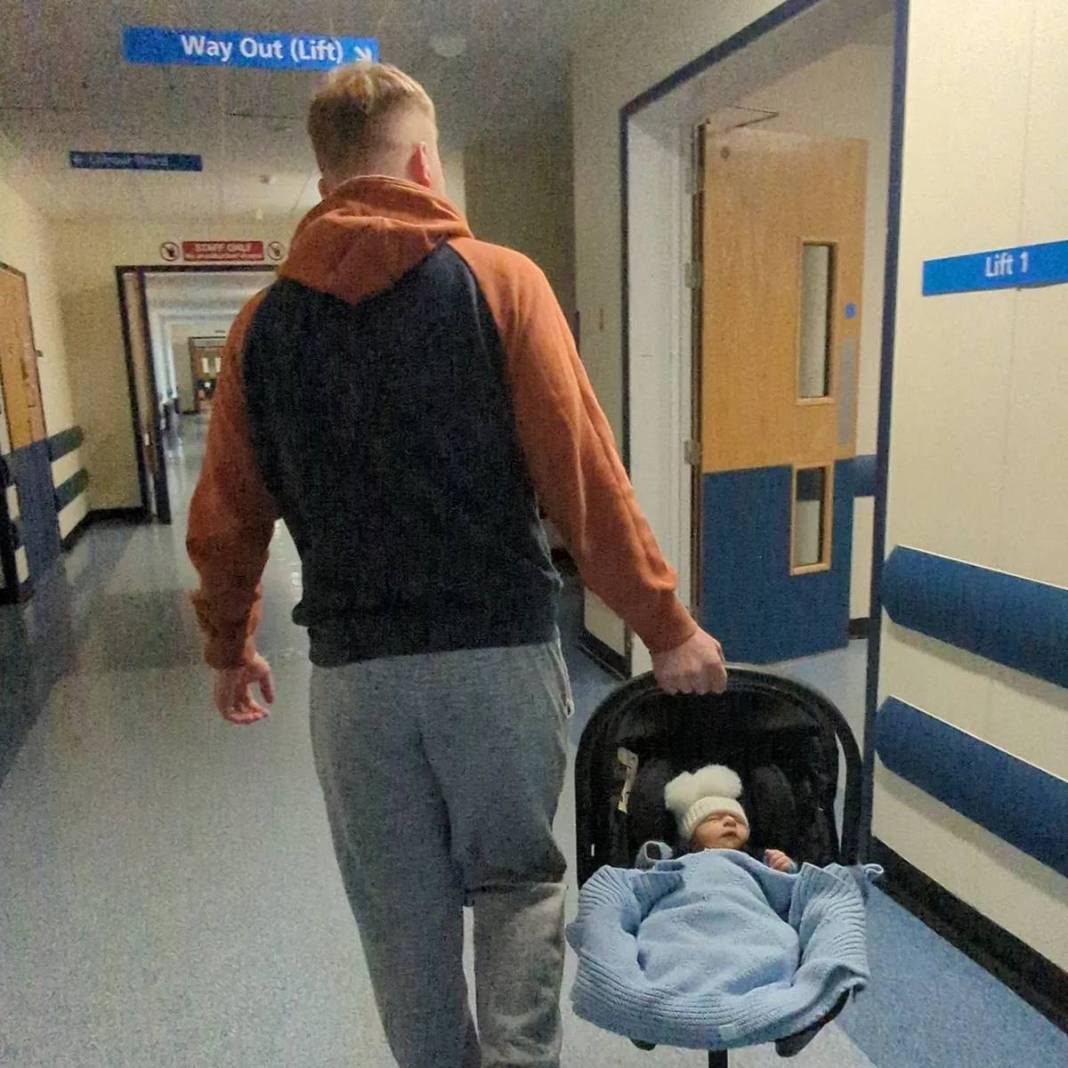 12 yaşında gibi ama 2 çocuk annesi! Yaşını duyanlar inanmakta güçlük çekiyor 23